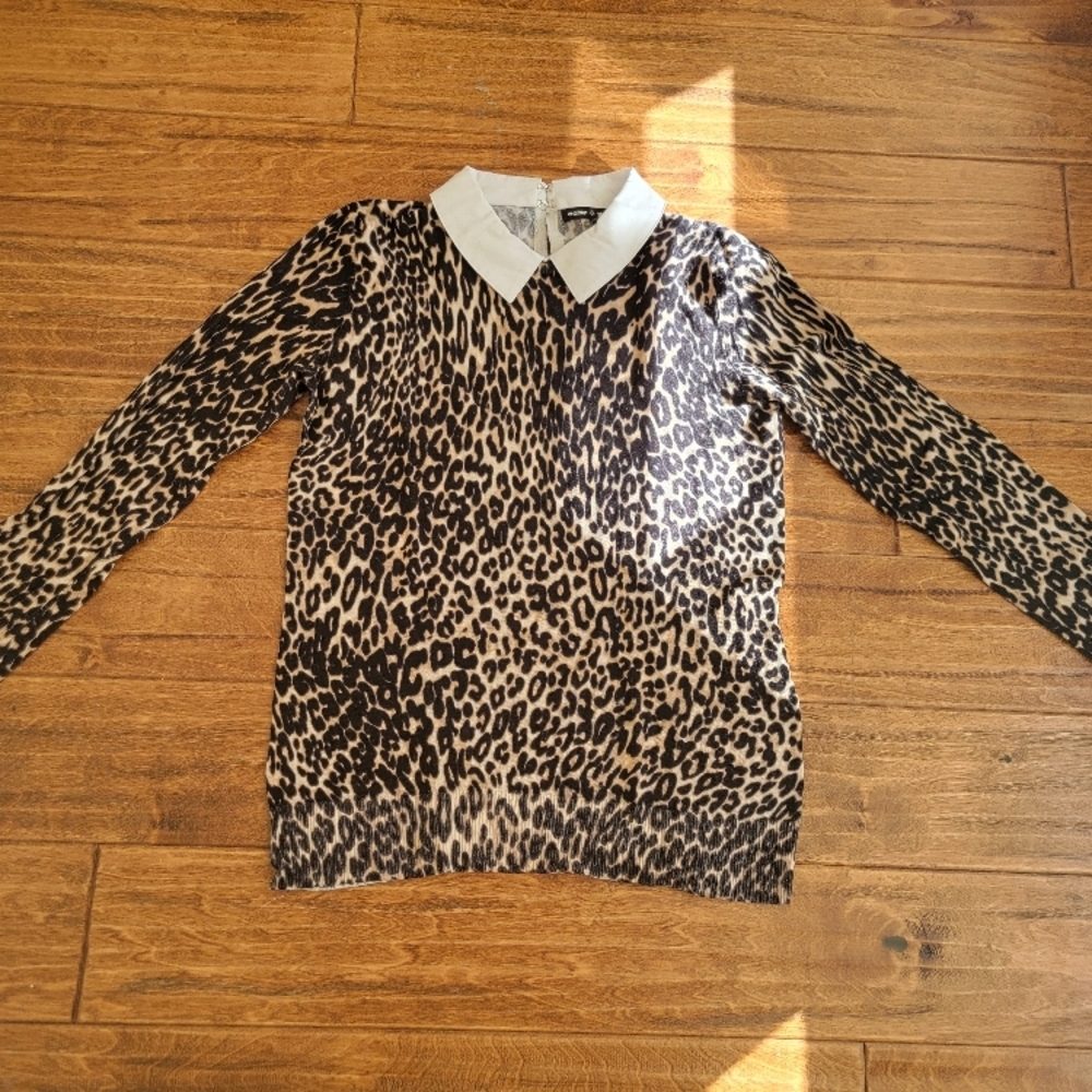 Leopard Print women's light weight Sweater, White Collar, hook closing on back